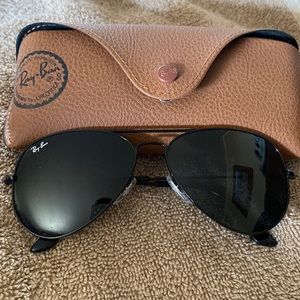 Ray Ban 58mm aviators. Black frame black lenses. Only worn 5 times.